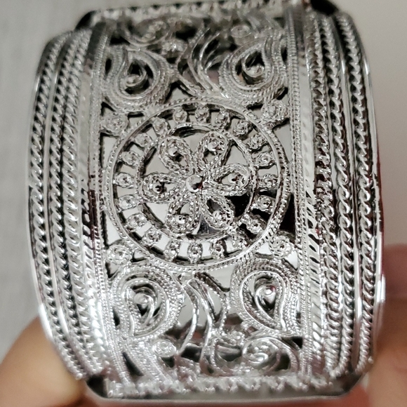 Amrita Singh Bangle - Picture 8 of 9